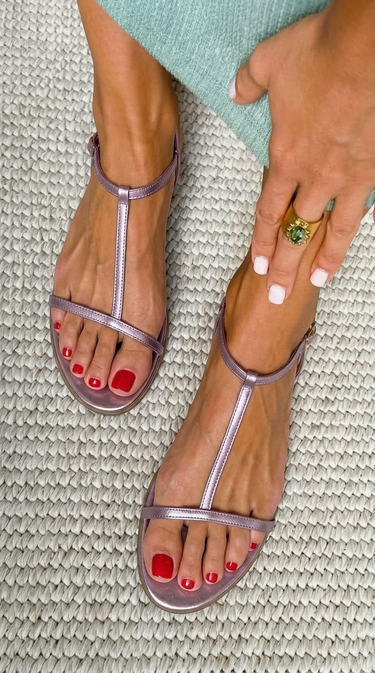 Hannah | Flat sandals in metallic look with T-shaped straps