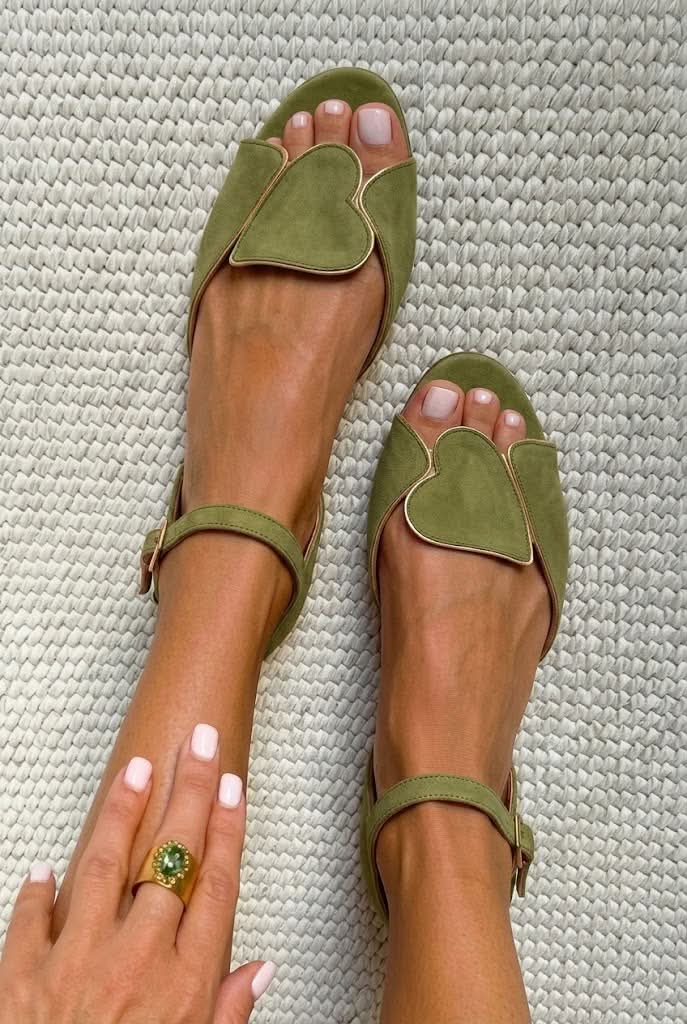 Camille | Pink sandals with open toe, ankle strap, and heart motif