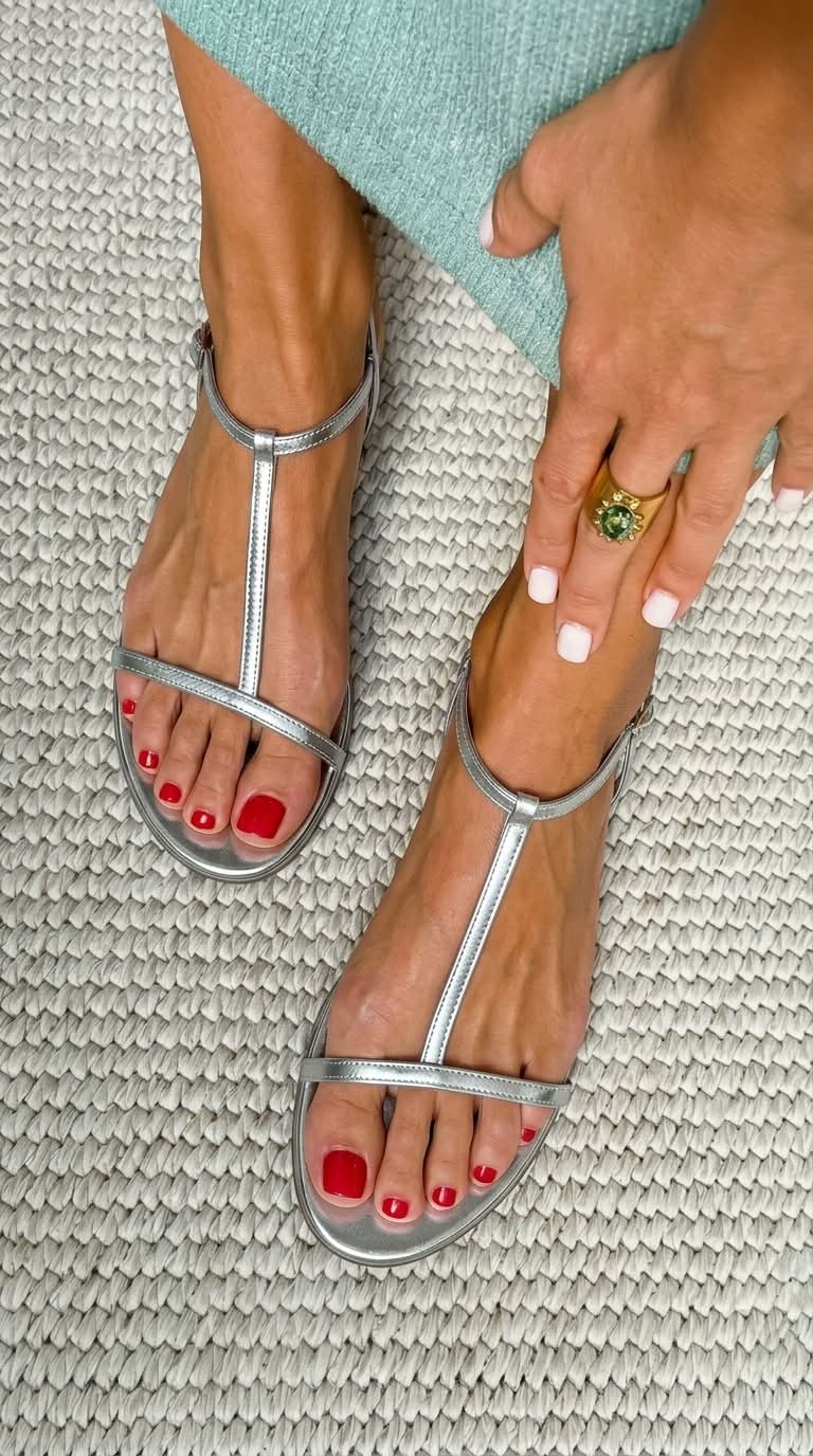 Hannah | Flat sandals in metallic look with T-shaped straps
